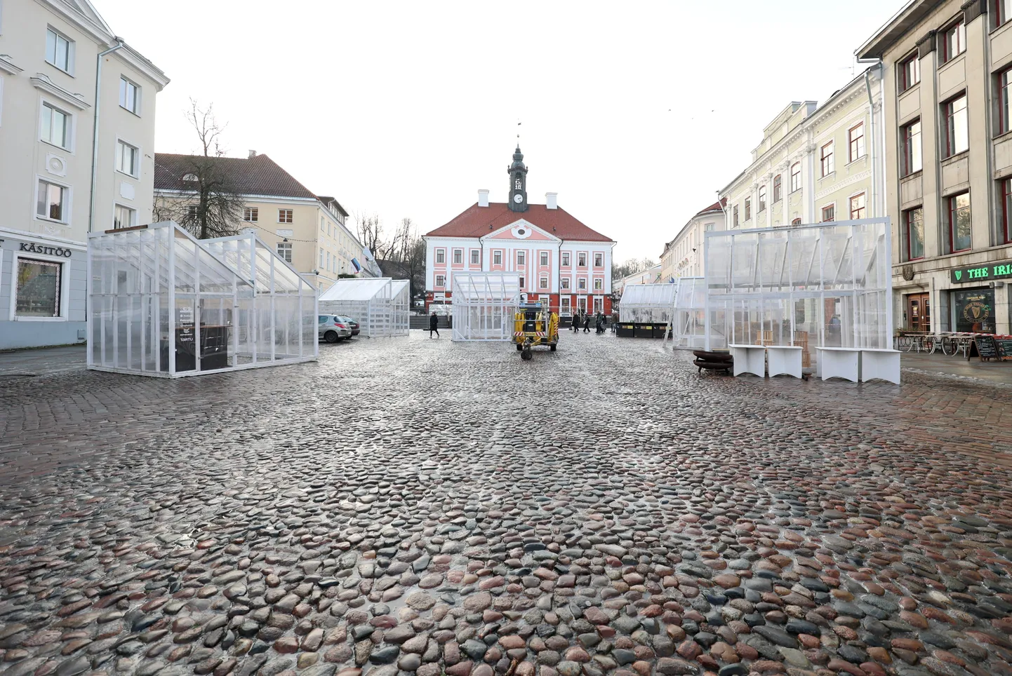 Tartu raeplatsil algas täna jõululinna paviljonide paigaldus.