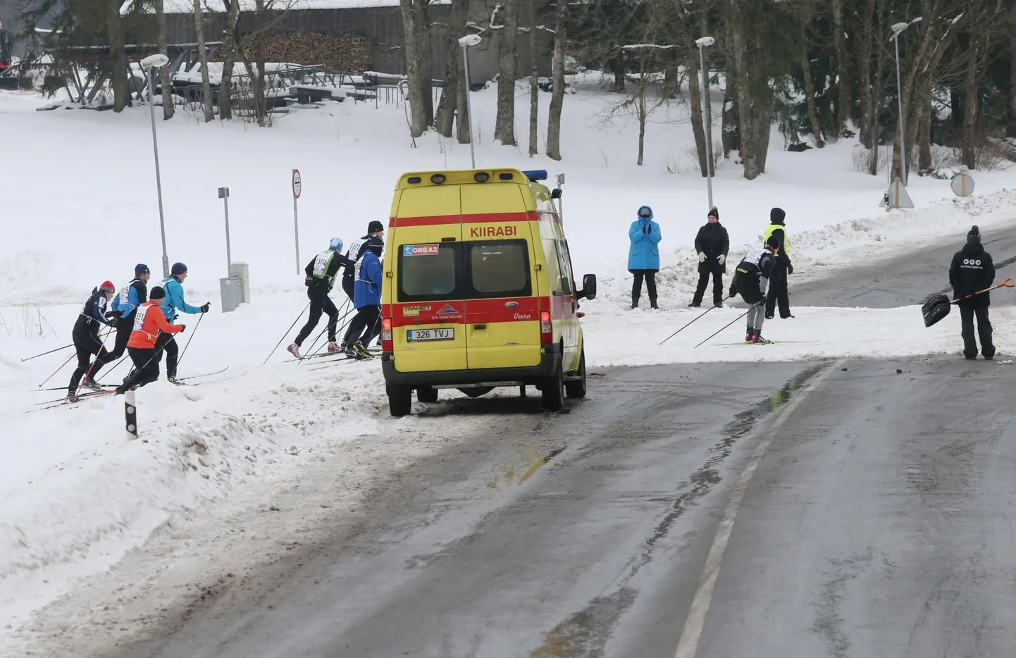 Tehvandi staadioni lähistel ületasid maratonil osalejad sõidutee. Kiirabi oli valmis, kuid õnneks keegi meedikute abi ei vajanud.