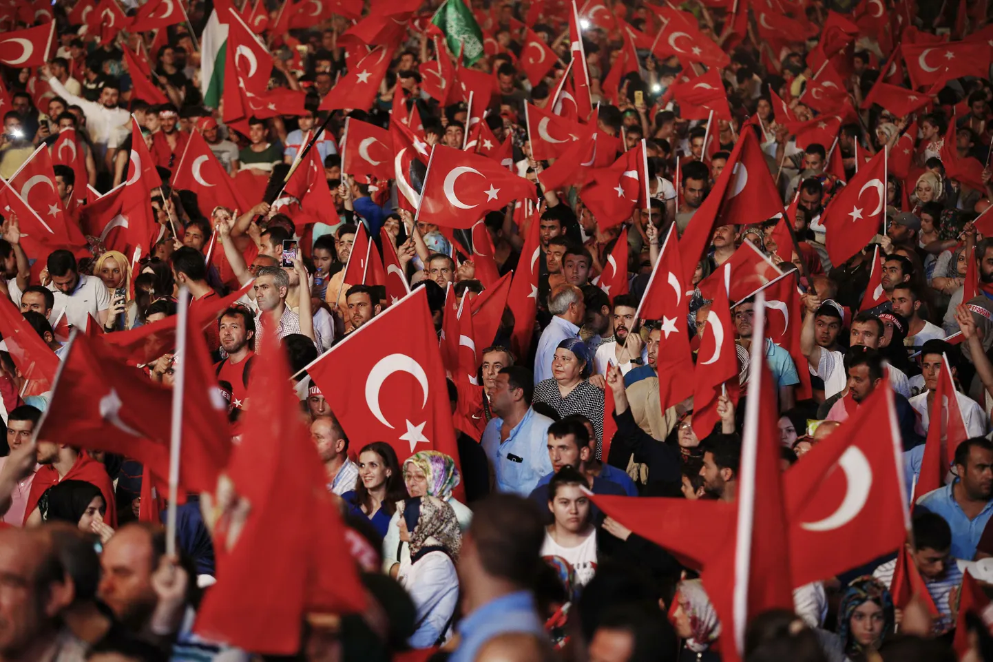 Eelmisel nädalal Taksimi väljakule kogunenud rahvas lehvitamas Türgi lippe.