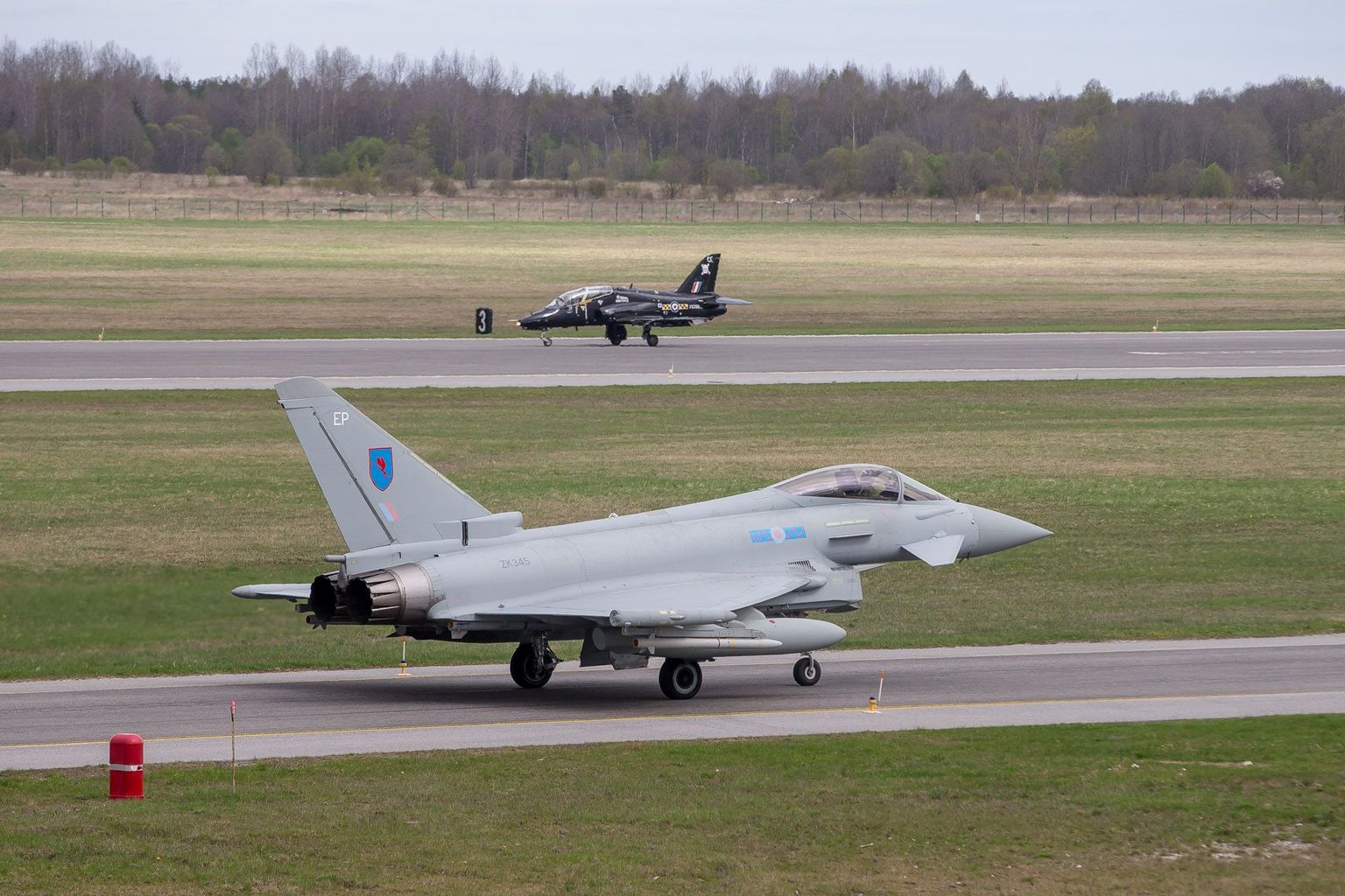 Suurbritannia Eurofighter Typhoon ruleerimas Ämari lennubaasi stardirajale, taamal startimas õppehävitaja Hawk.