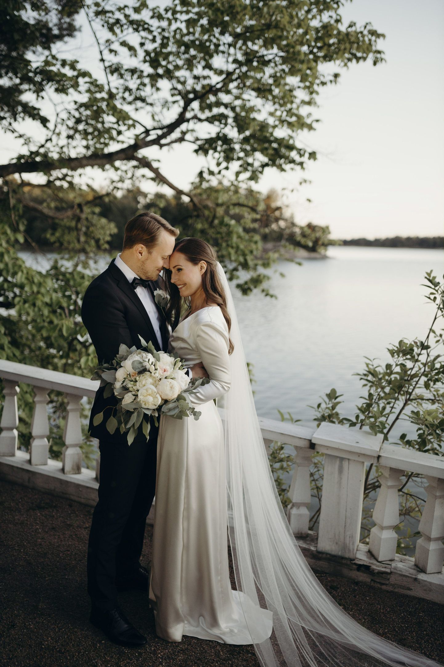 Soome peaminister Sanna Marin ja ta abikaasa Markus Räikkönen nende pulmafotol
