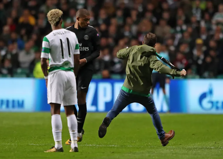 Väljakule tunginud Celticu fänn.