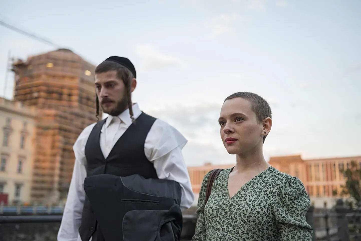 Amit Rahav ja Shira Haas sarjas «Unorthodox».  FOTO: Kaader Sarjast