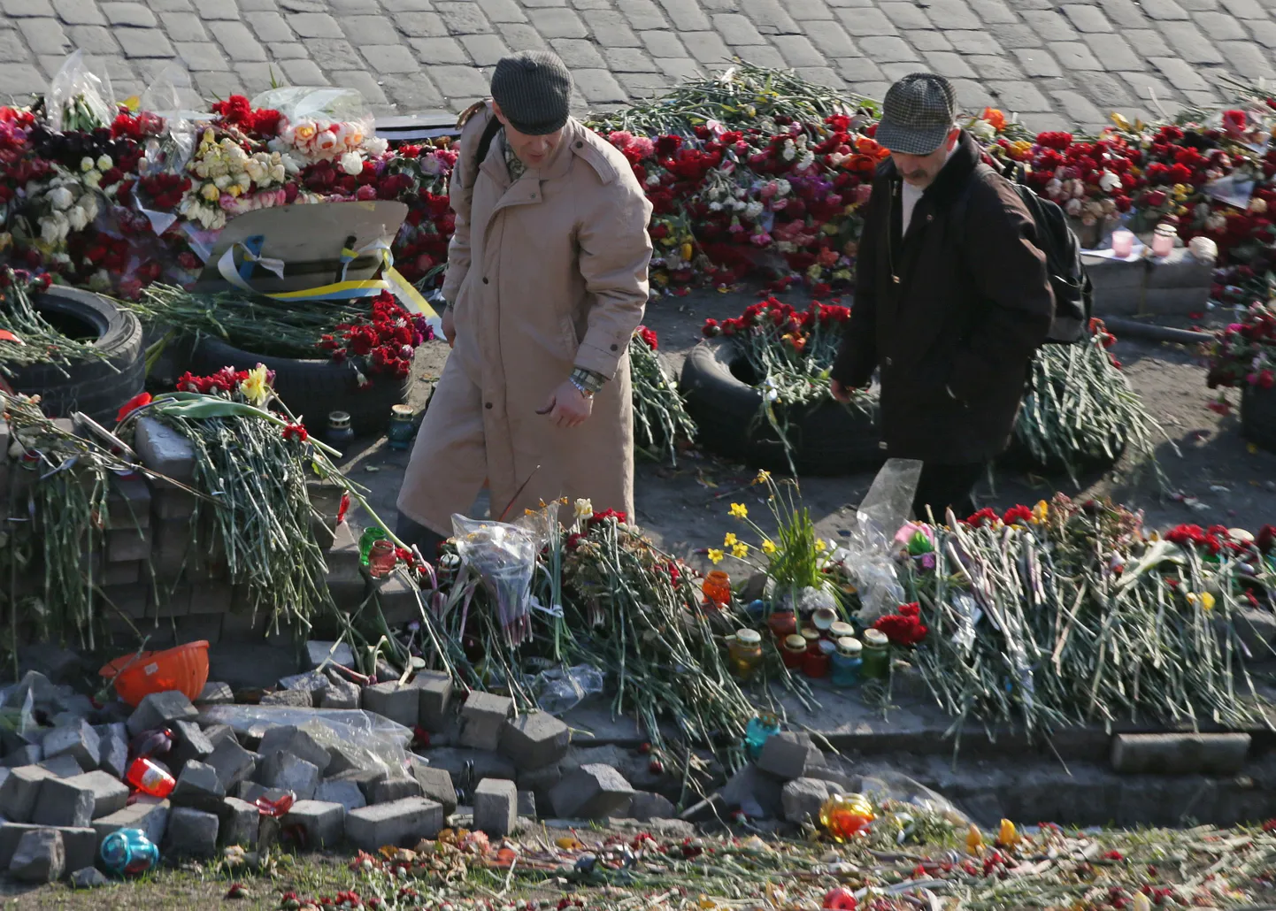 Surmasaanud protestijate mälestuseks toodud lilled Kiievis Iseseisvuse väljakul.