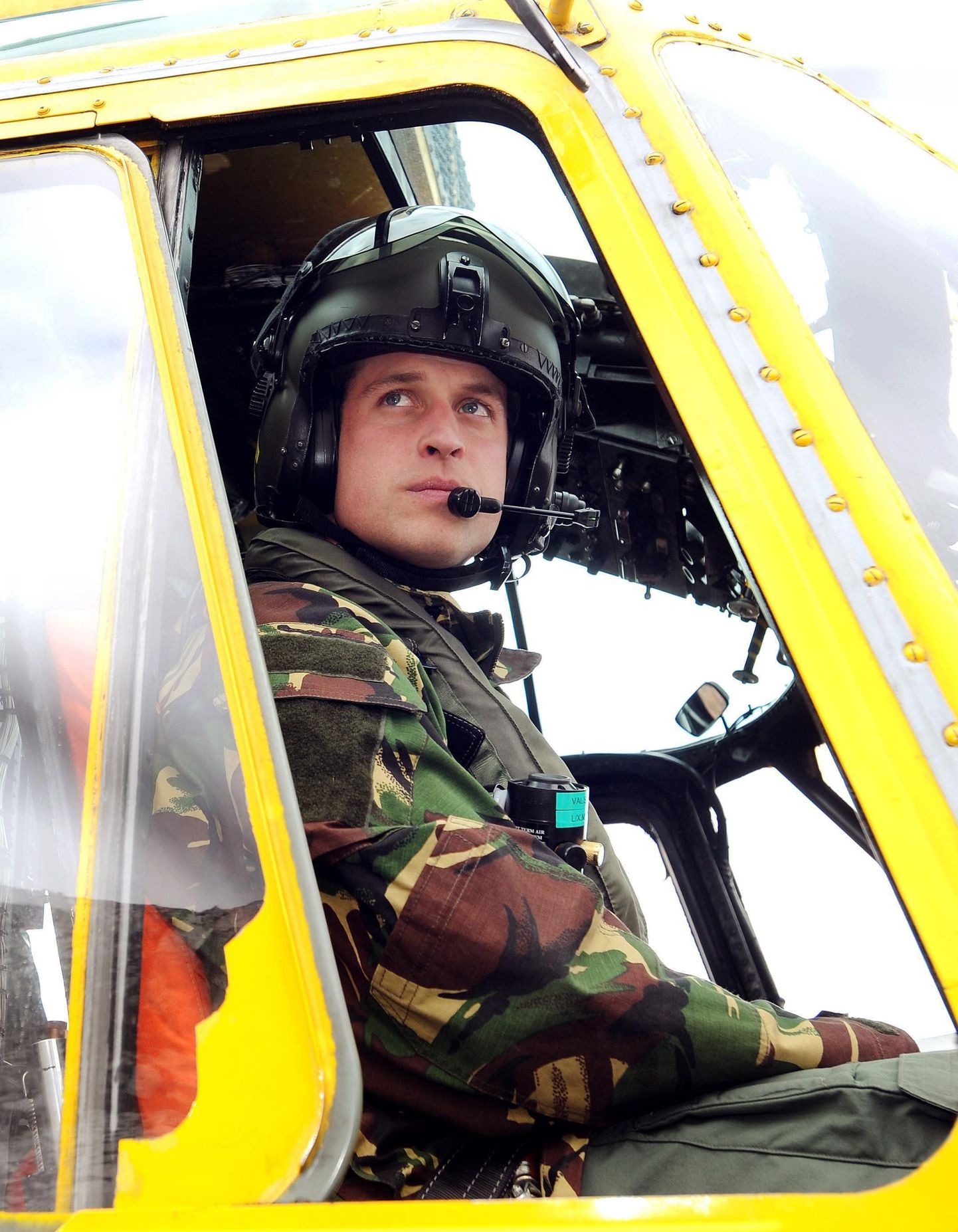 Prints William märtsis juhtimas helikopterit Sea King.