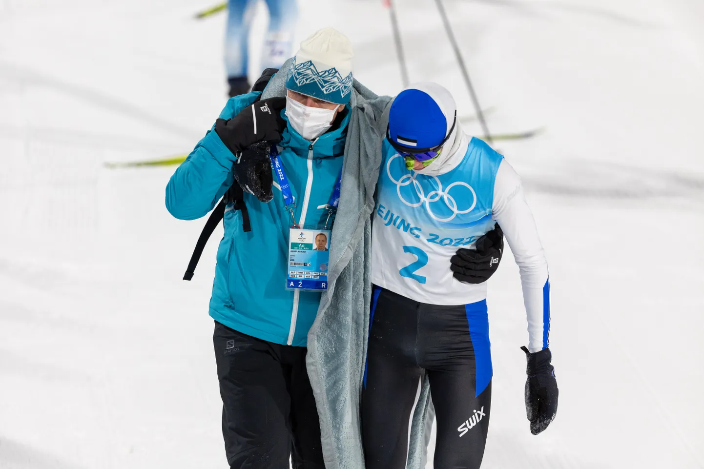 Eesti koondise arst dr Mihkel Mardna talutamas end pildituks sõitnud Kristjan Ilvest.