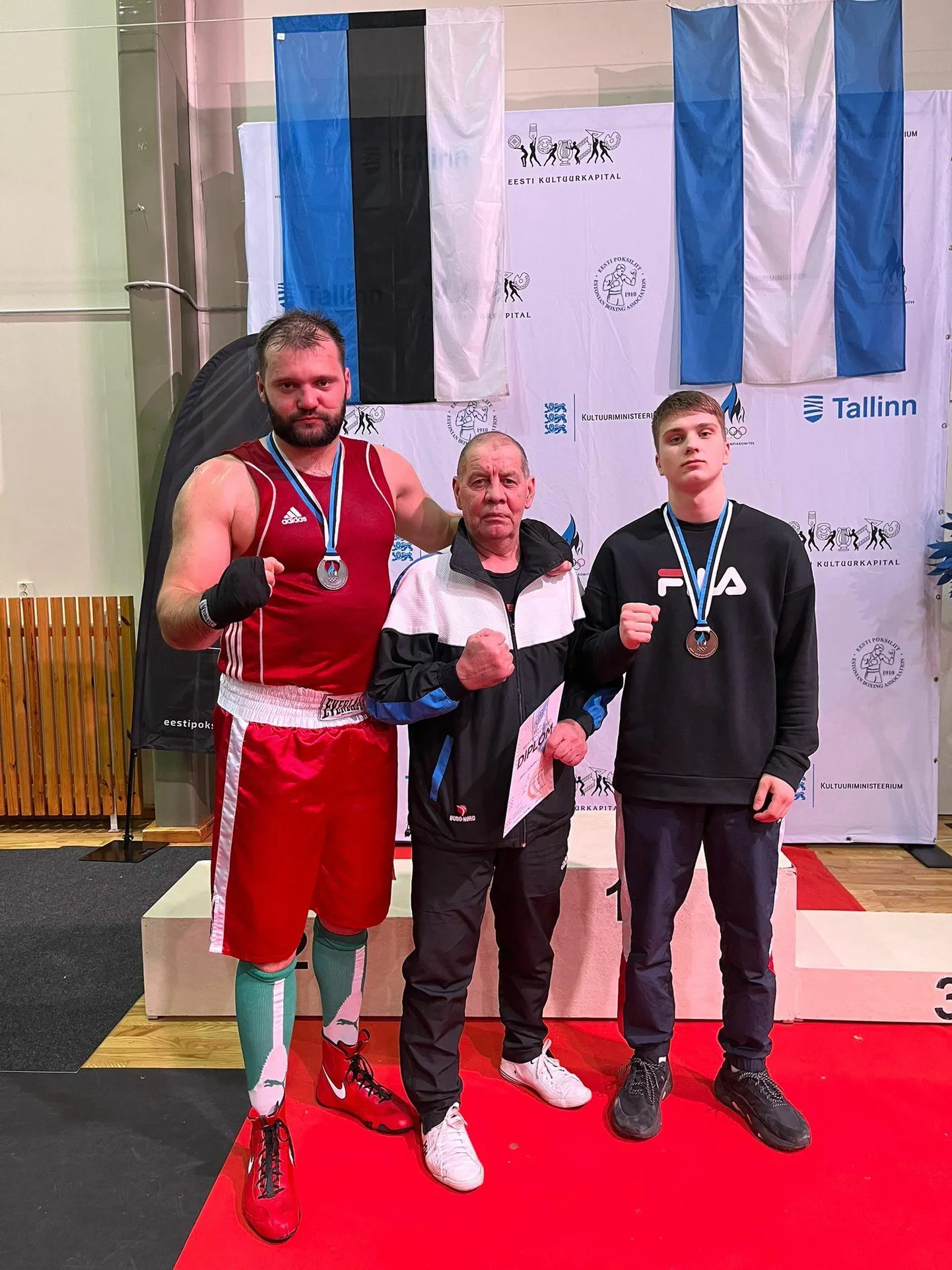 Nahkkinda võidukas esindus: Roman Rajevski (vasakult), treener Žori Nevetšerja ja German Krasilnikov
