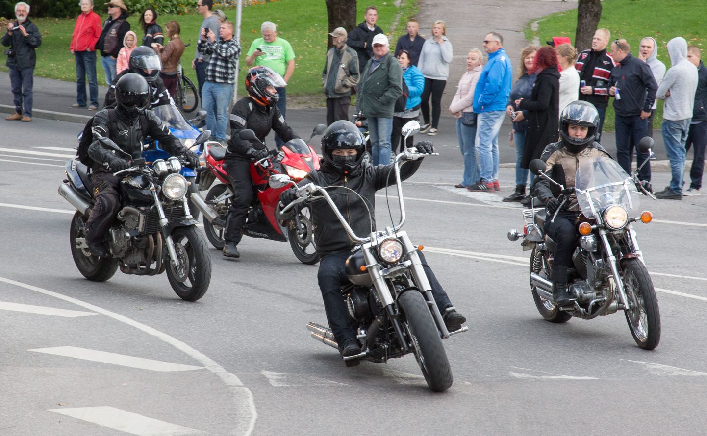 Tuhanded mootorratturid kogunevad laupäeval Pärnusse, et Supeluse tänaval ja Hedoni ees oma masinaid näidata ja paraadiga Eesti mootorrattahooaeg avada.