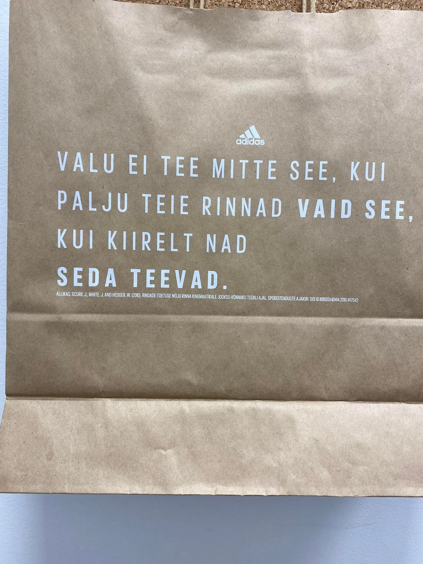 Adidase omapärase loosungiga kott