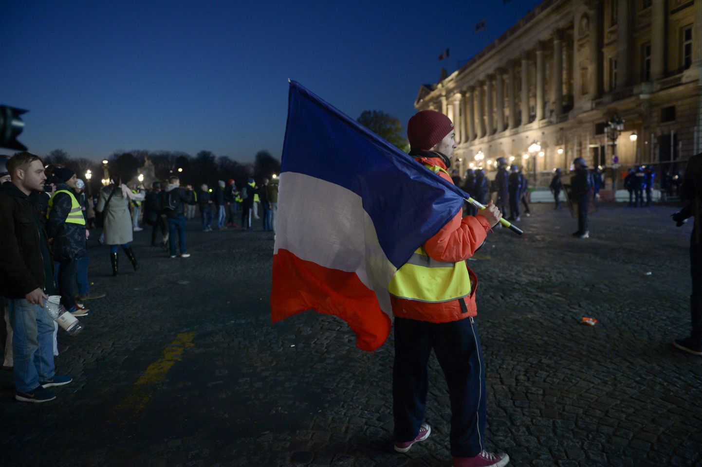 Meeleavaldajad eile öösel Pariisis Concorde'i väljakul. Mitmel pool puhkes öö jooksul alkoholi pruukinud protestijate seas omavahelisi kaklusi.