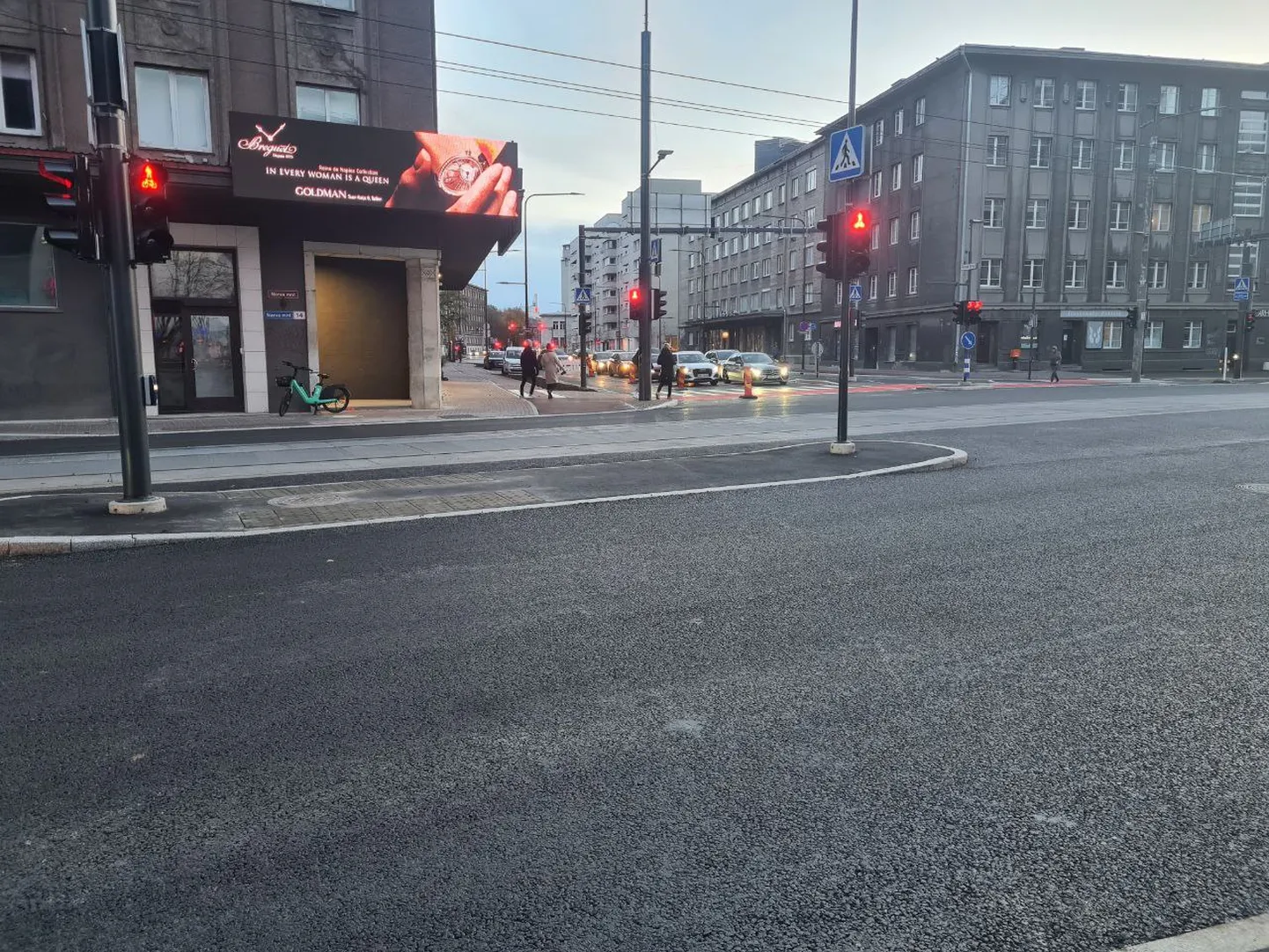 Пешеходный переход через Нарва-мантеэ в центре Таллинна.