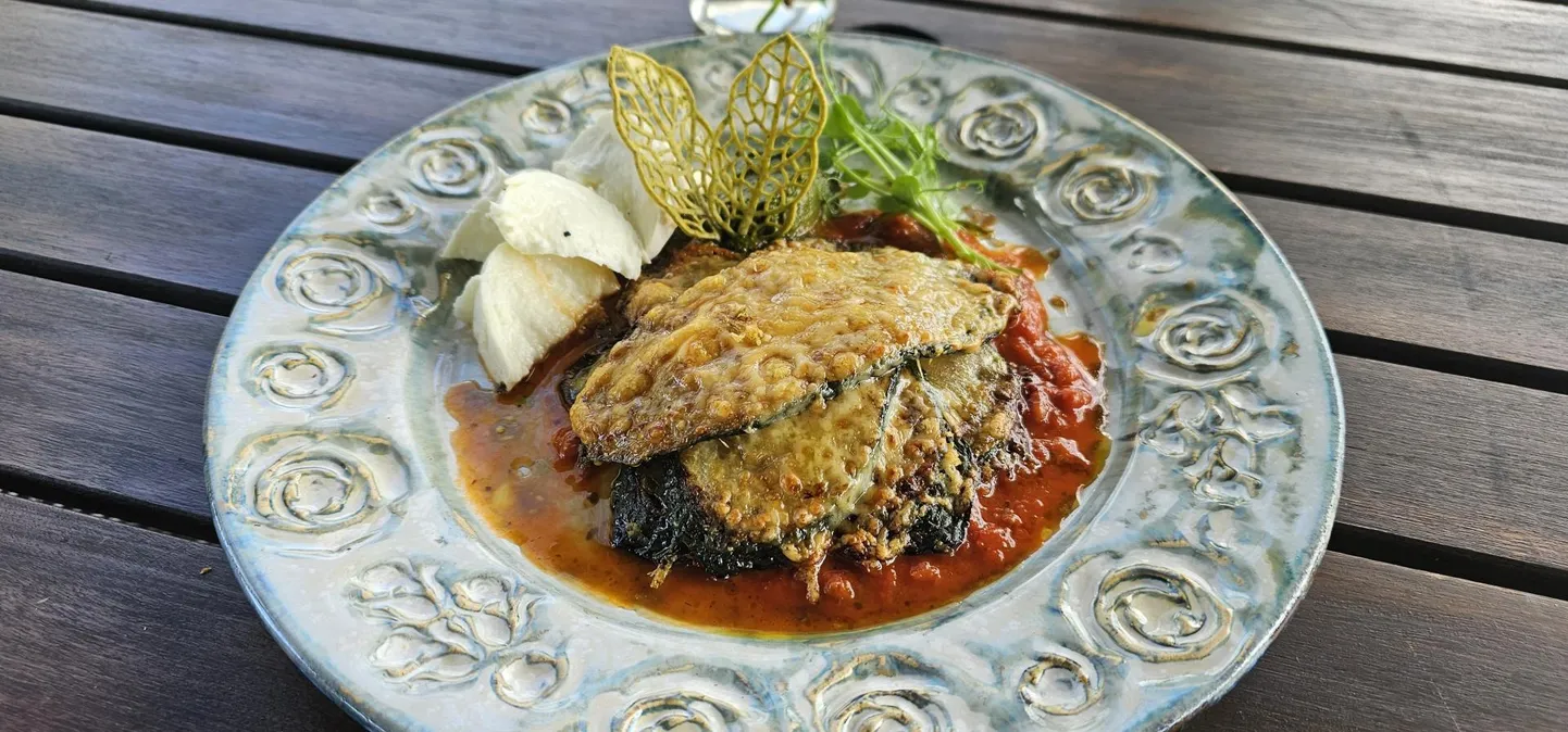 Parmesaniga üleküpsetatud suvikõrvitsarattad, saatjaks tomatikaste, mozzarella ja basiilikupesto. FOTO: Tarmo Mölder