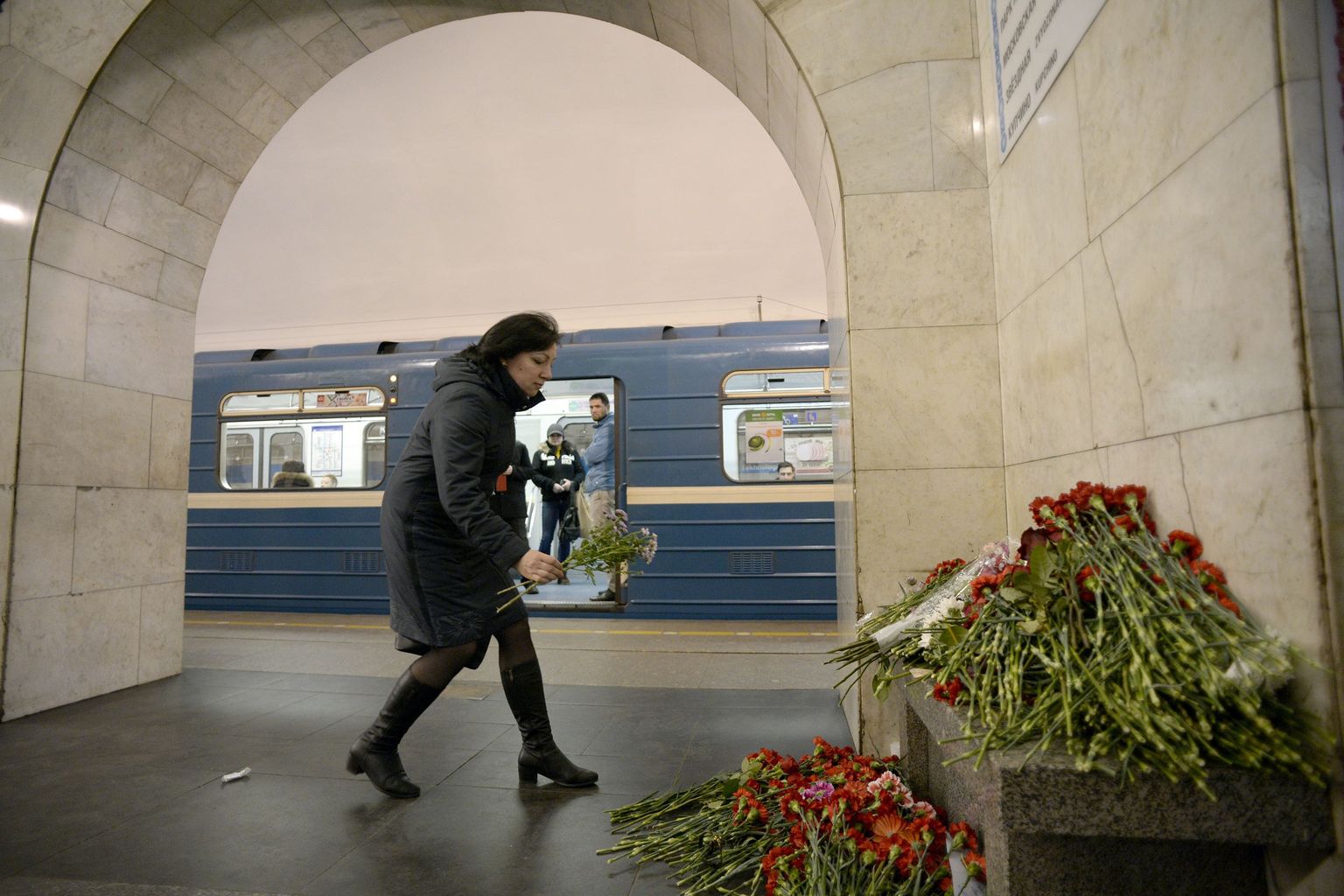 Peterburi elanik eile Tehnoloogiainstituudi metroojaamas terrorirünnaku ohvrite mälestuseks lilli toomas.