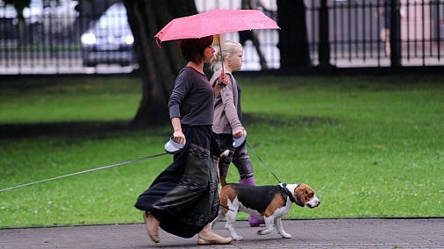 Sievietes un suns lietus laikā
