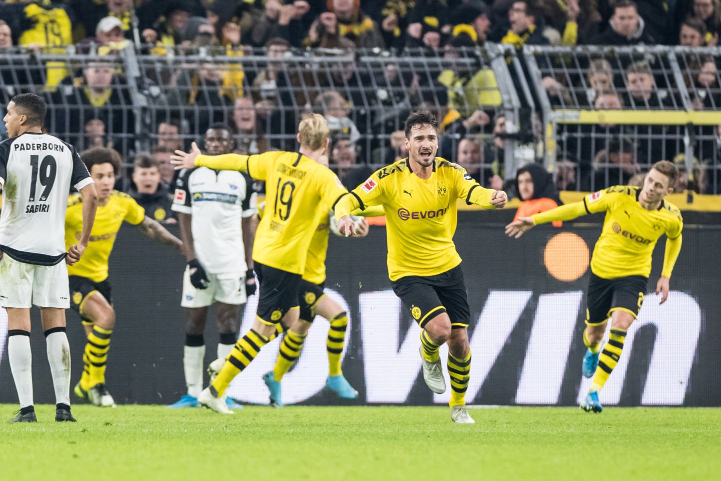Dortmundi Borussia jalgpallurid rõõmustavad võiduvärava üle.