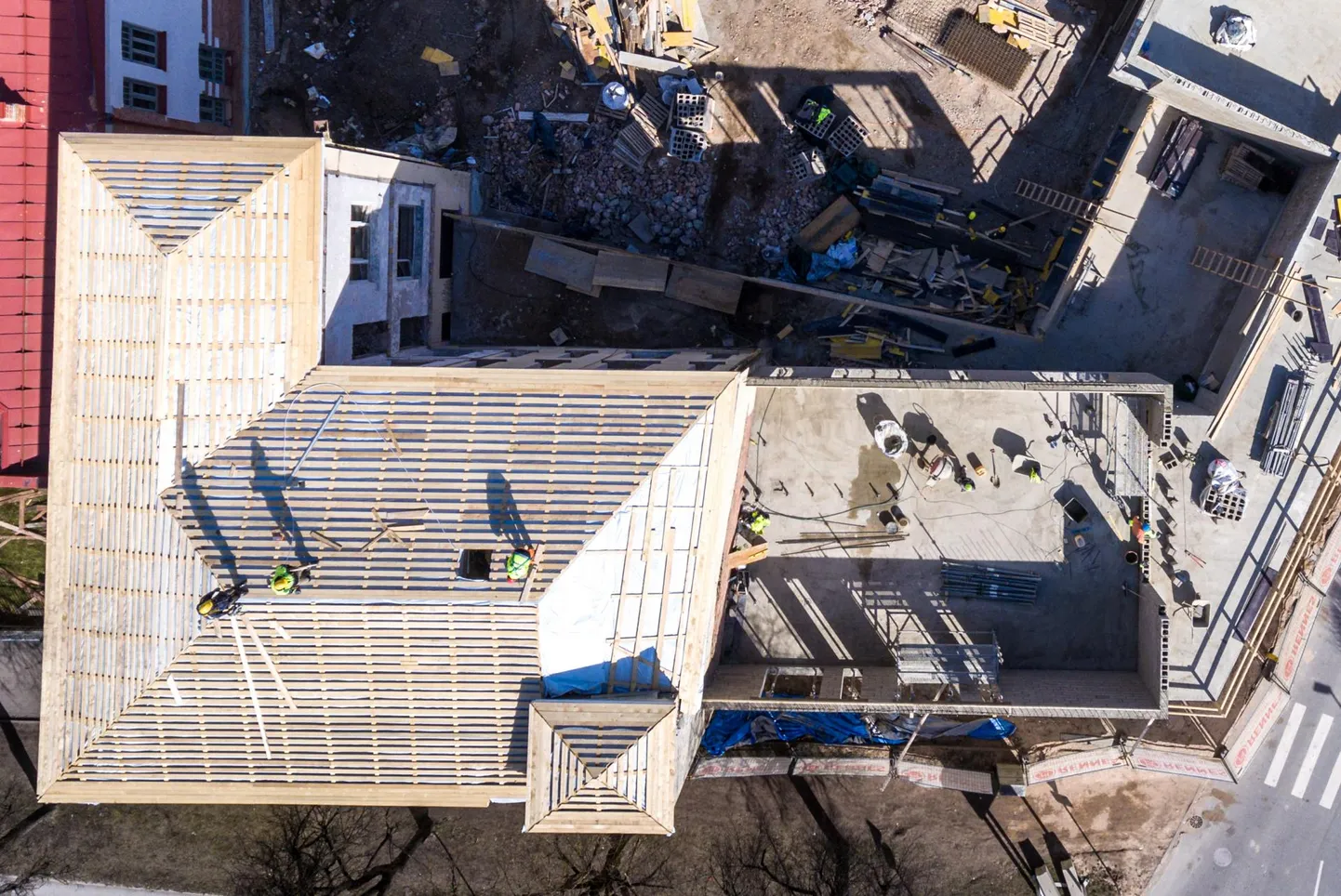 Ehitustööd jätkuvad kriisiajast hoolimata. Näiteks Valgas käib Vabaduse tänaval koolimaja ümberehitus.