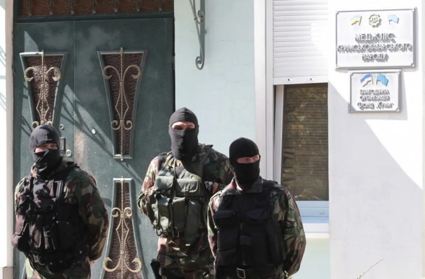Policisti pie Krimas tatāru Medžlisa ēkas; ilustratīvs foto.