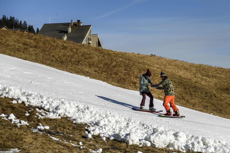 Šveitsi alpides ei ole 2017. aasta alguseks lund pea ollagi ja suusatajad üritavad hakkama saada kitsastel kunstlumest radadel.