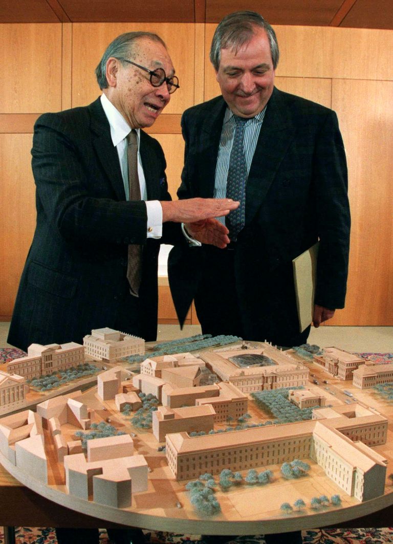 Hiina-USA arhitekt Ieoh Ming Pei rääkimas 1997 Saksamaa ehitusministri Klaus Töpferiga. Meeste ees on Berliini Saksa ajaloomuuseumi makett