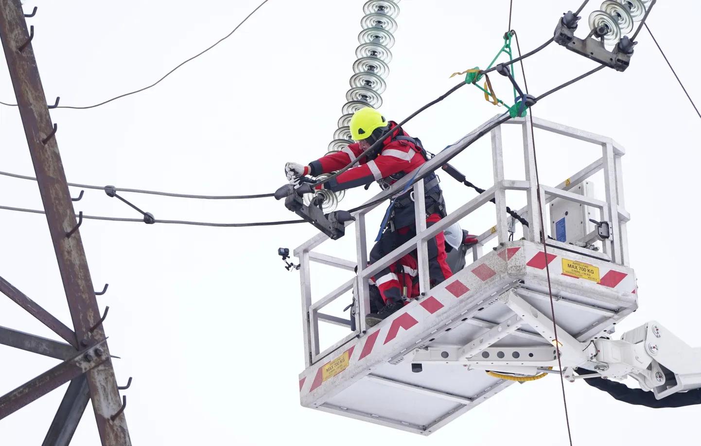 Augstsprieguma līnijā Viļakā tiek veikta atslēgšanās no Krievijas apvienotās energosistēmas (BRELL), lai kopīgi ar Lietuvu un Igauniju pievienotos Eiropas energotīklam.