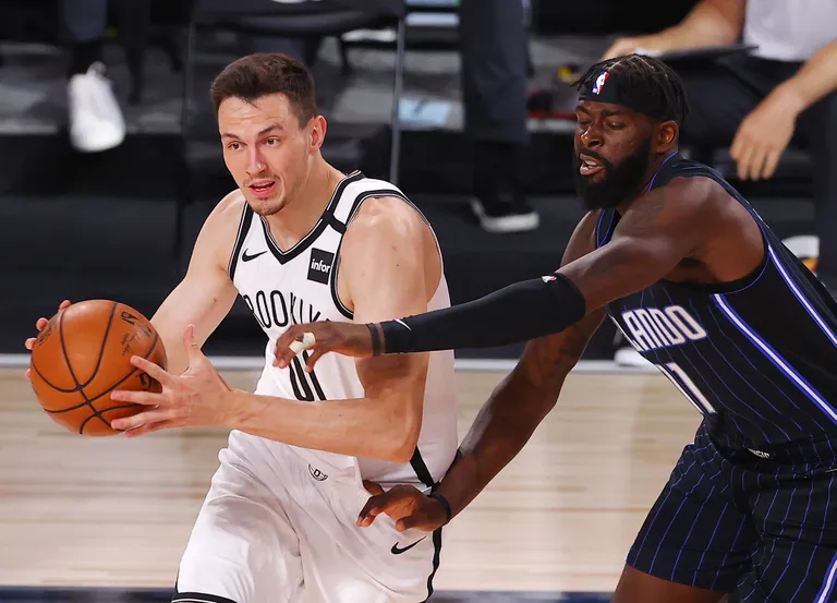 Läti väikelinnas Cesises sündinud Brooklyn Netsi ääremängija Rodions Kurucs (vasakul) vahetab peagi Netsi särgi Houston Rocketsi vormi vastu.