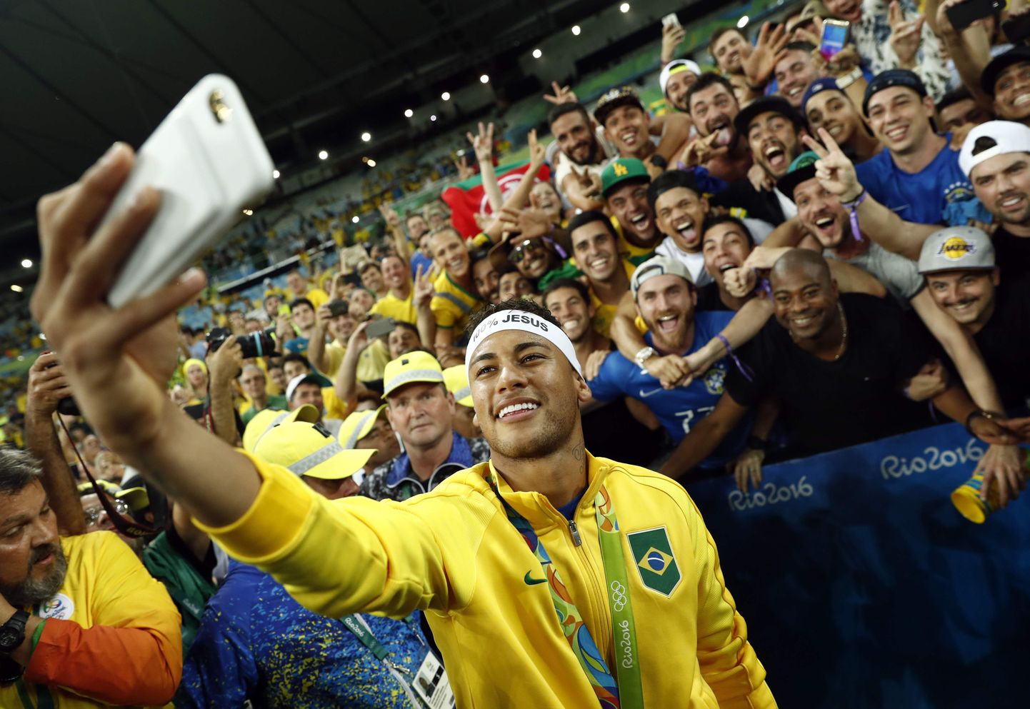 Olümpiavõitjaks tulnud Neymar rõõmsate fännidega