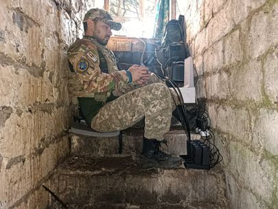 Дмитрий Лысенко, пилот роты ударных беспилотников 109-й отдельной бригады Сил территориальной обороны ВСУ, в укрытии управляет БПЛА