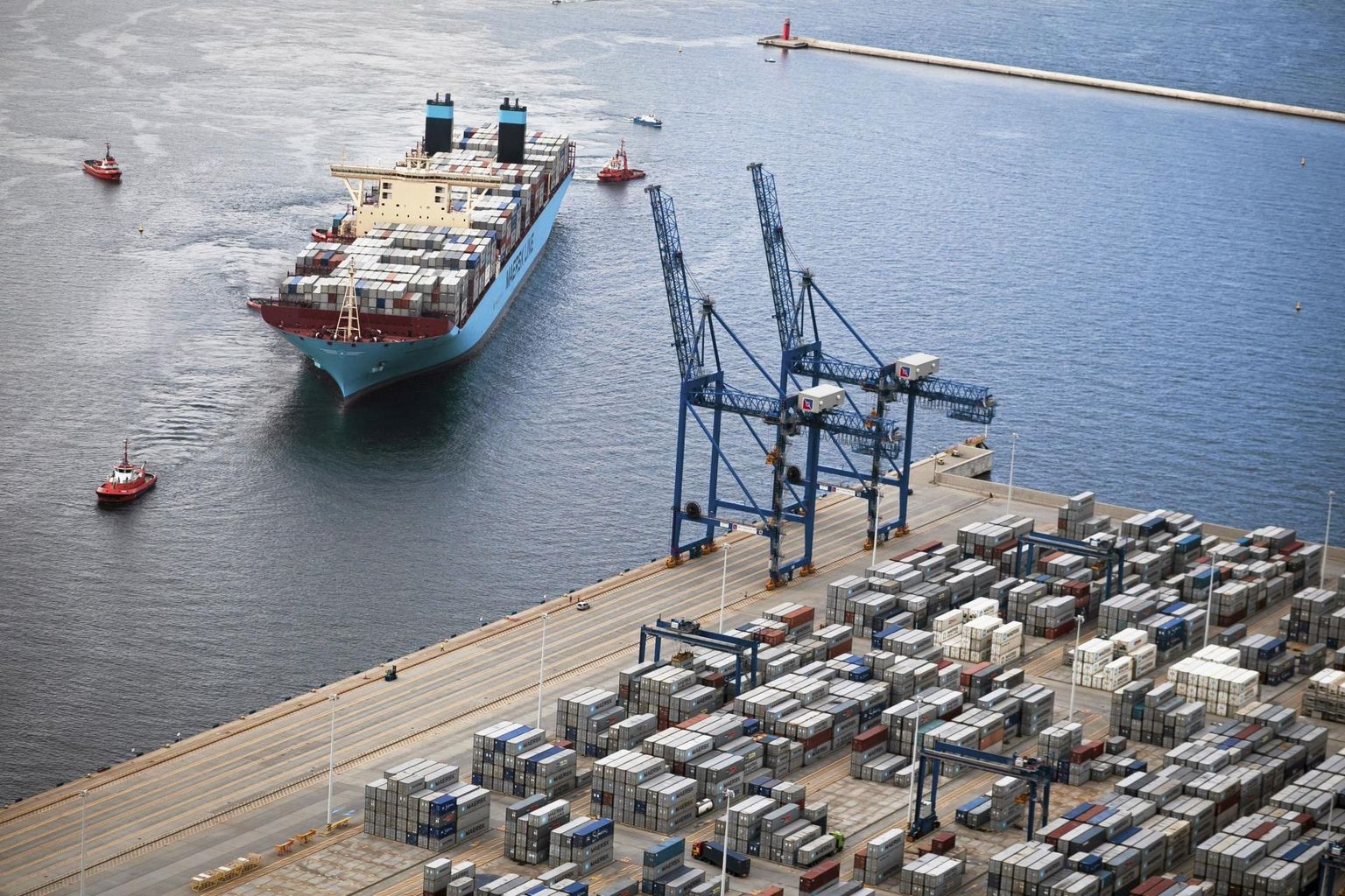 Maailma suurim konteinerlaev MV Maersk Mc-Kinney Møller saabub Gdanski sadamasse. Maerski kasum kerkis mullu seitsmekordseks.