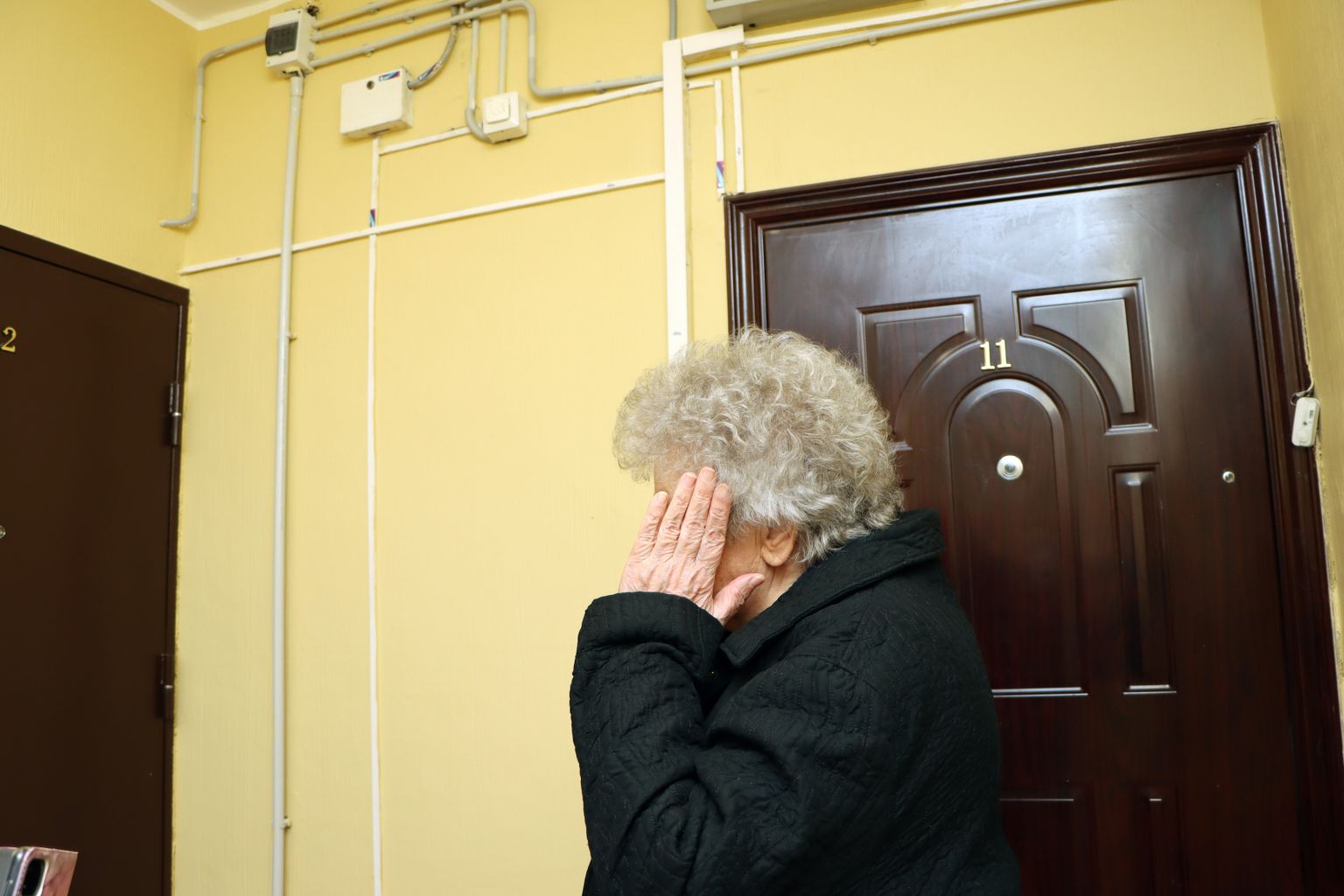 "Olen naabrimemme pärast mures, kuid minagi tahan rahu," ütleb eaka naisterahva kõrvalkorteris elav naine.