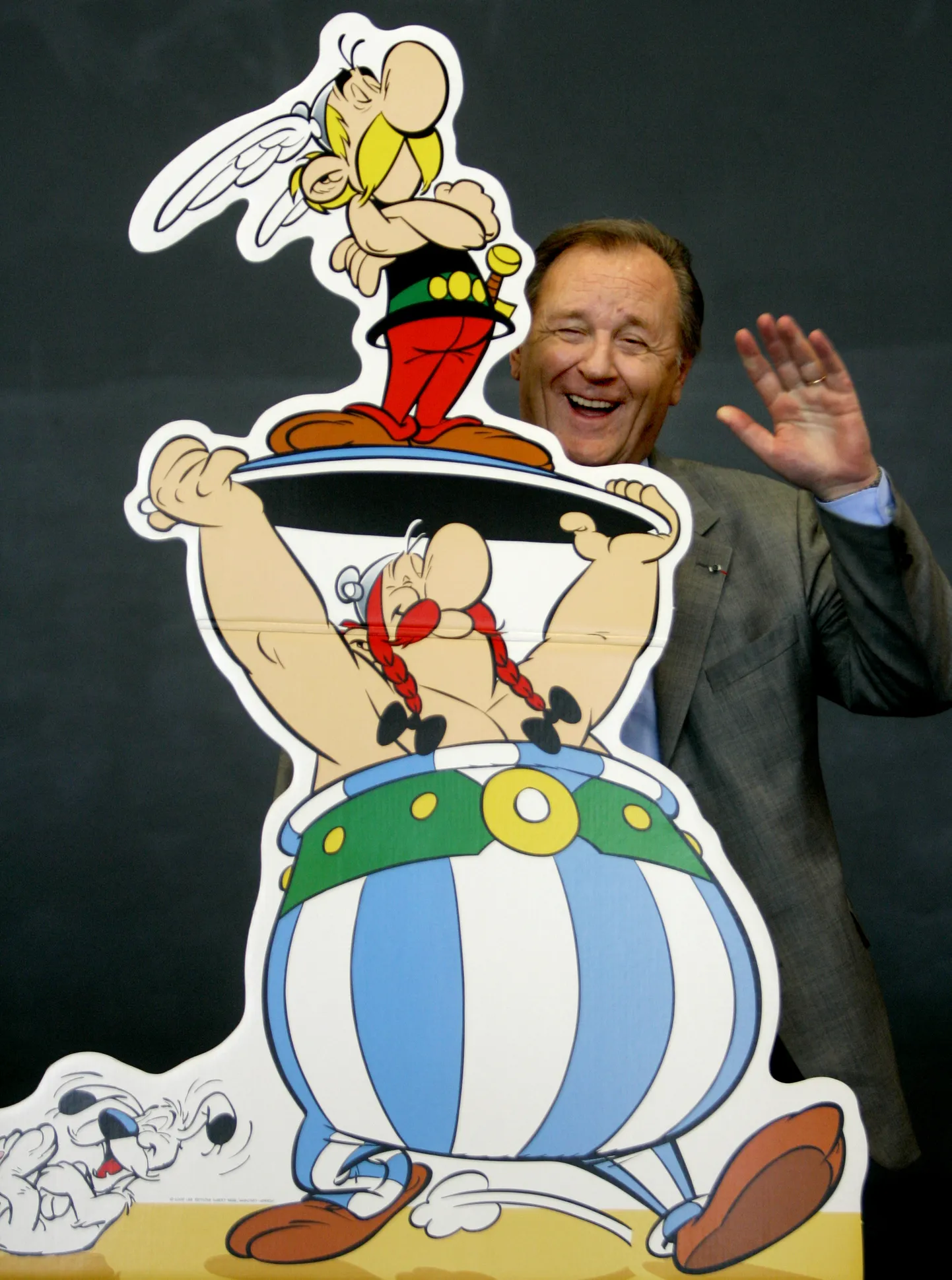 Kõigi 33 Asterixi seikluse kunstnik ja viimase üheksa raamatu autor Albert Uderzo koos kahe tegelaskuju, Asterixi ja Obelixiga.