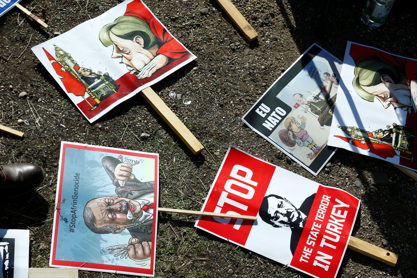 Meeleavaldajatest maha jäänud plakatid.