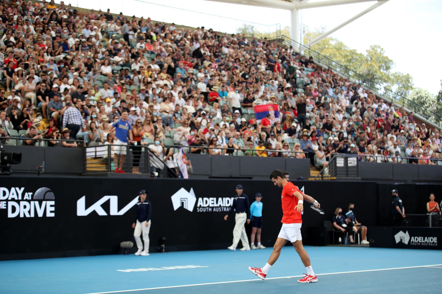 Serbia tennisetäht Novak Djokovic pärast aastast pausi Adelaide`i näidisturniiril Austraalia pealtvaatajate ees.