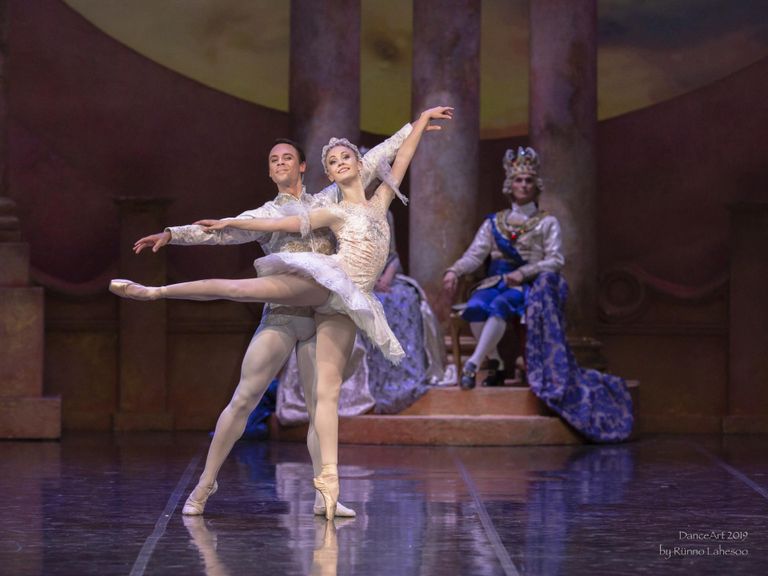 Ketlin Oja Aurorana «Uinuvas kaunitaris», fotol koos Oliver Jahelkaga, kes tantsis prints Désiré rolli. FOTO: