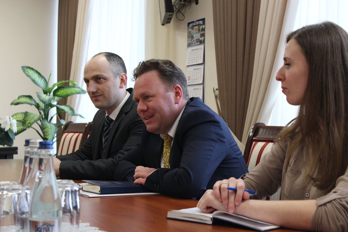 Вице-премьер Молдовы по реинтеграции Александру Фленкя (в центре). 