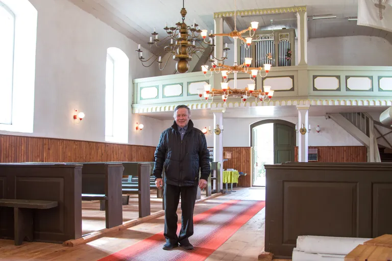 Taagepera koguduse tööd juhib Tõnis Järv. Mehe selja taga paistab kuulsa orelimeistri Ernst Carl Kessleri orel. / Foto: Arvo Meeks/Valgamaalane