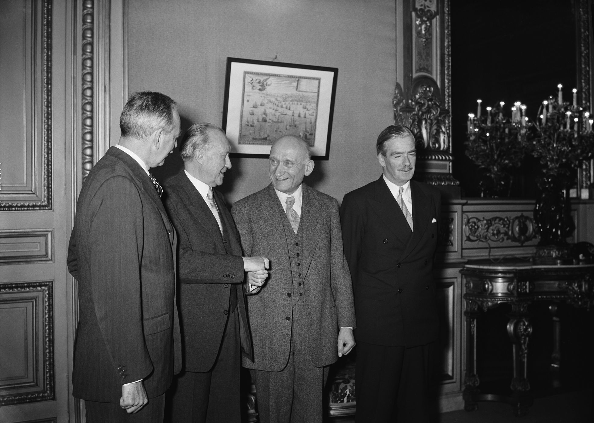Nelja tähtsa NATO riigi välisministrid aastal 1951. aasta 22. novembril: Dean Acheson (USA), Konrad Adenauer (Saksamaa), Robert Schuman (Prantsusmaa) ja Anthony Eden (Ühendkuningriik).
