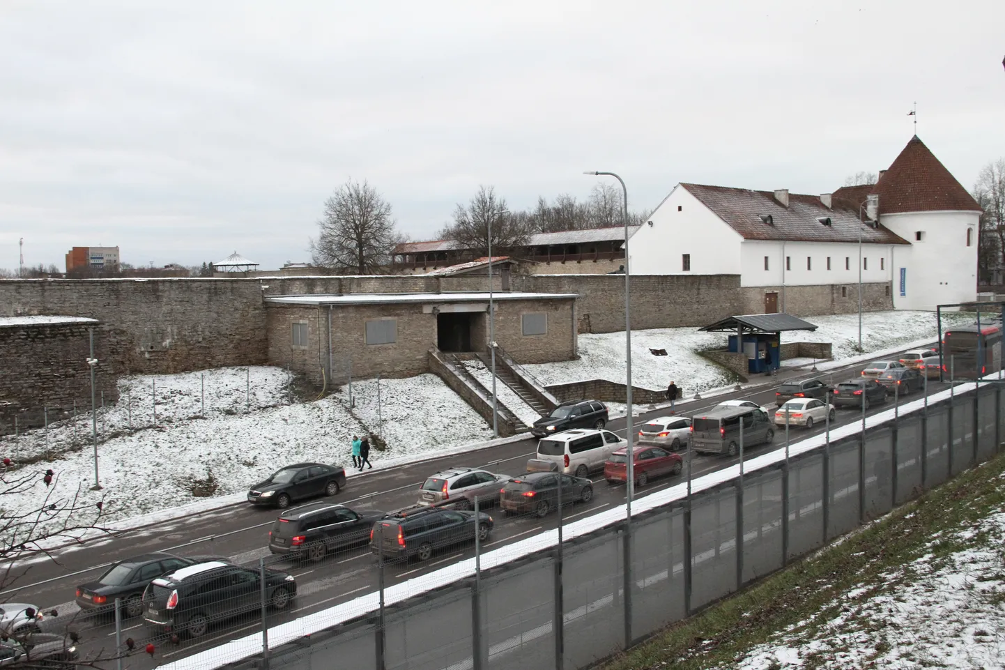 Ootejärjekord Narva piiripunktis.