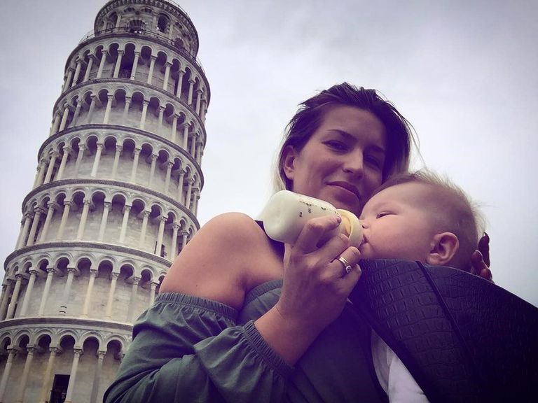 Karina Rästa toidab oma beebit Itaalias Pisa torni juures