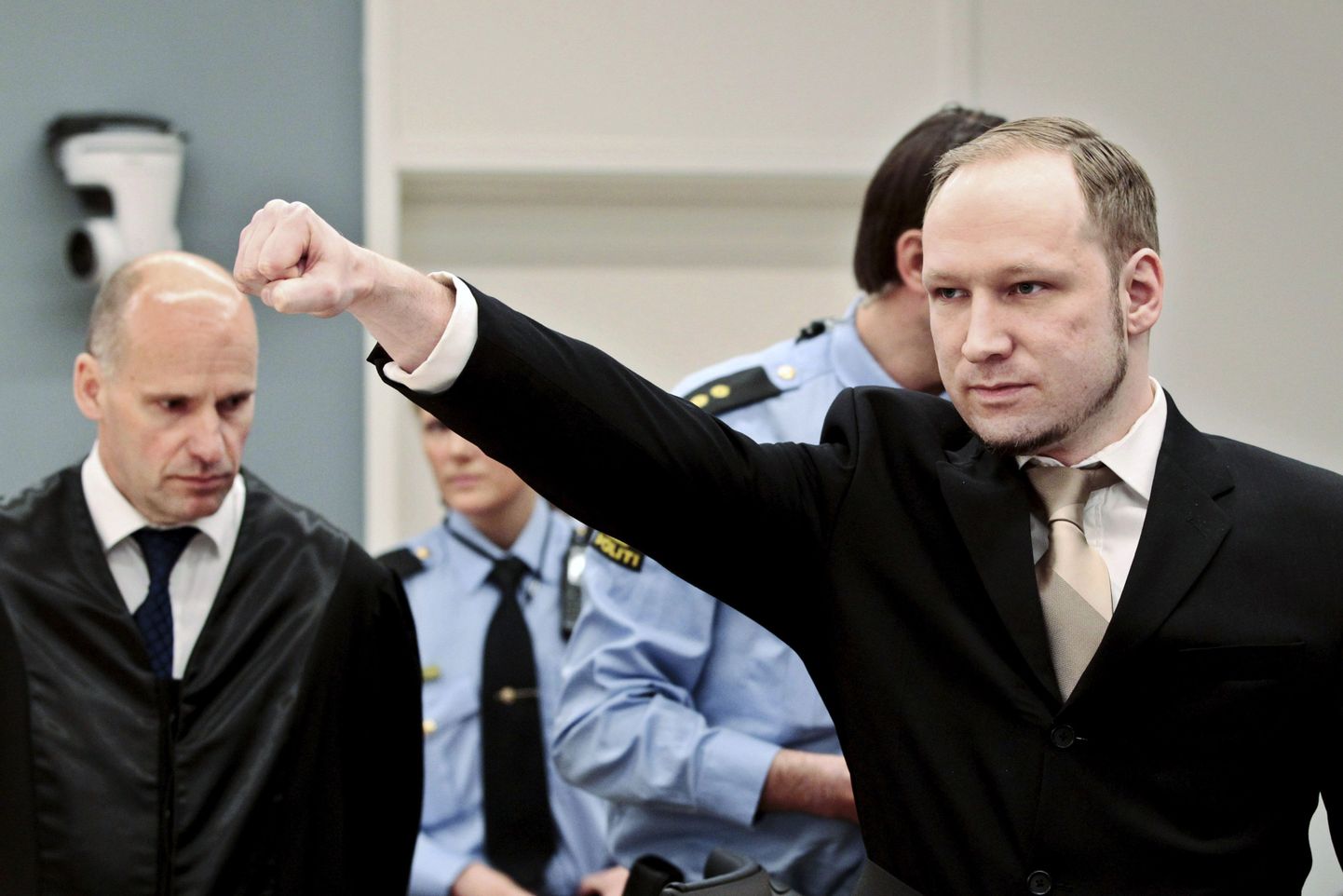 Anders Behring Breiviki paremäärmuslik tervitus