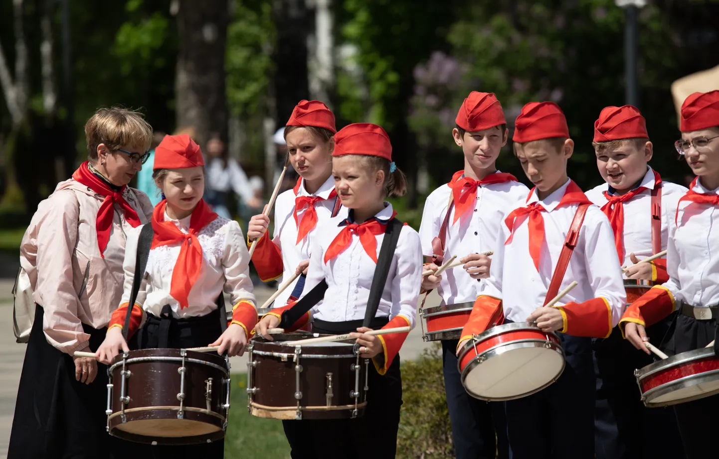 Vene noored tähistamas 19. mail 2022 Lipetskis Venemaa pioneeriorganisatsiooni 100. aastapäeva. Sel suvel lähevad Vene kooliõpilased Põhja-Koreasse suvelaagrisse
