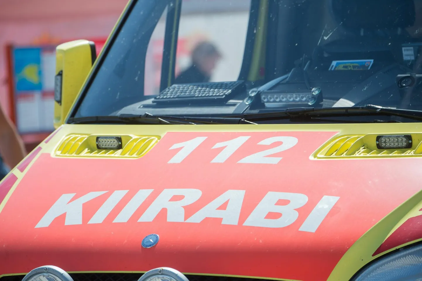 Teelt välja sõitnud auto juht vajas meedikute abi.