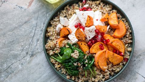 Värviline feta-kinoasalat küpsetatud köögiviljadega