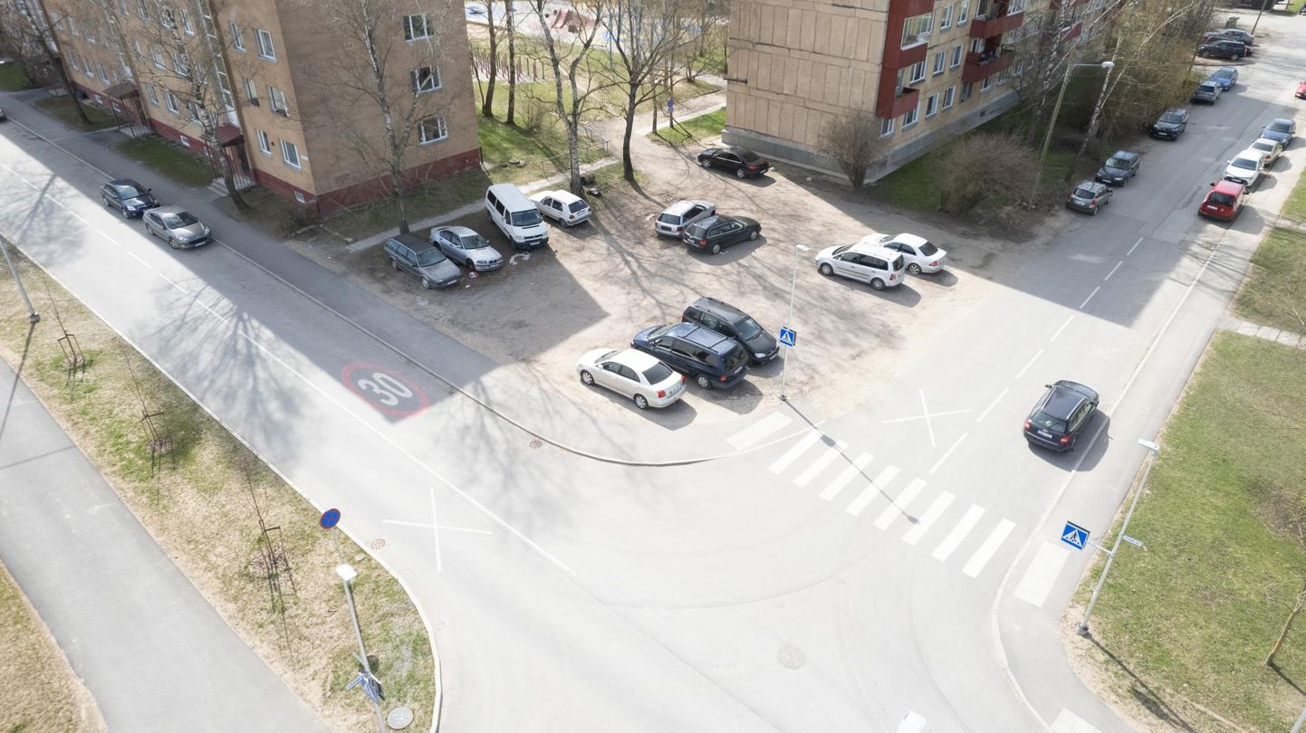 Lääne ja Tüve tänava nurga parklas seisab seitse sõidukit, millel tehnoülevaatus ammu tegemata, kuuel neist pole ka liikluskindlustust.