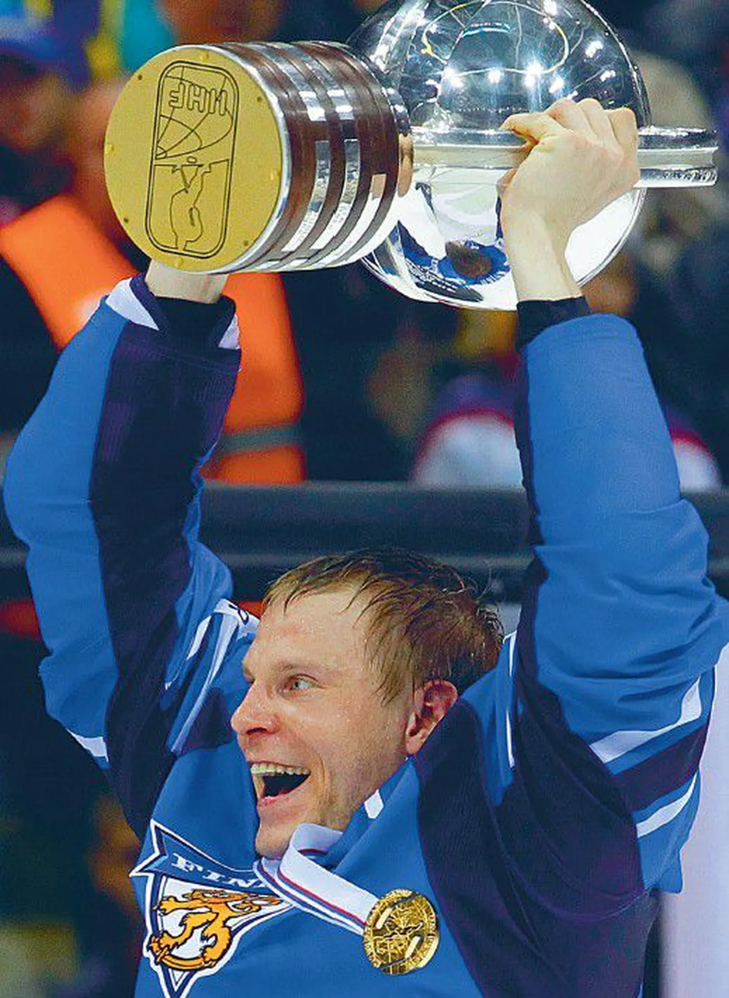 Капитан сборной Финляндии Микко Койву с кубком чемпиона мира.