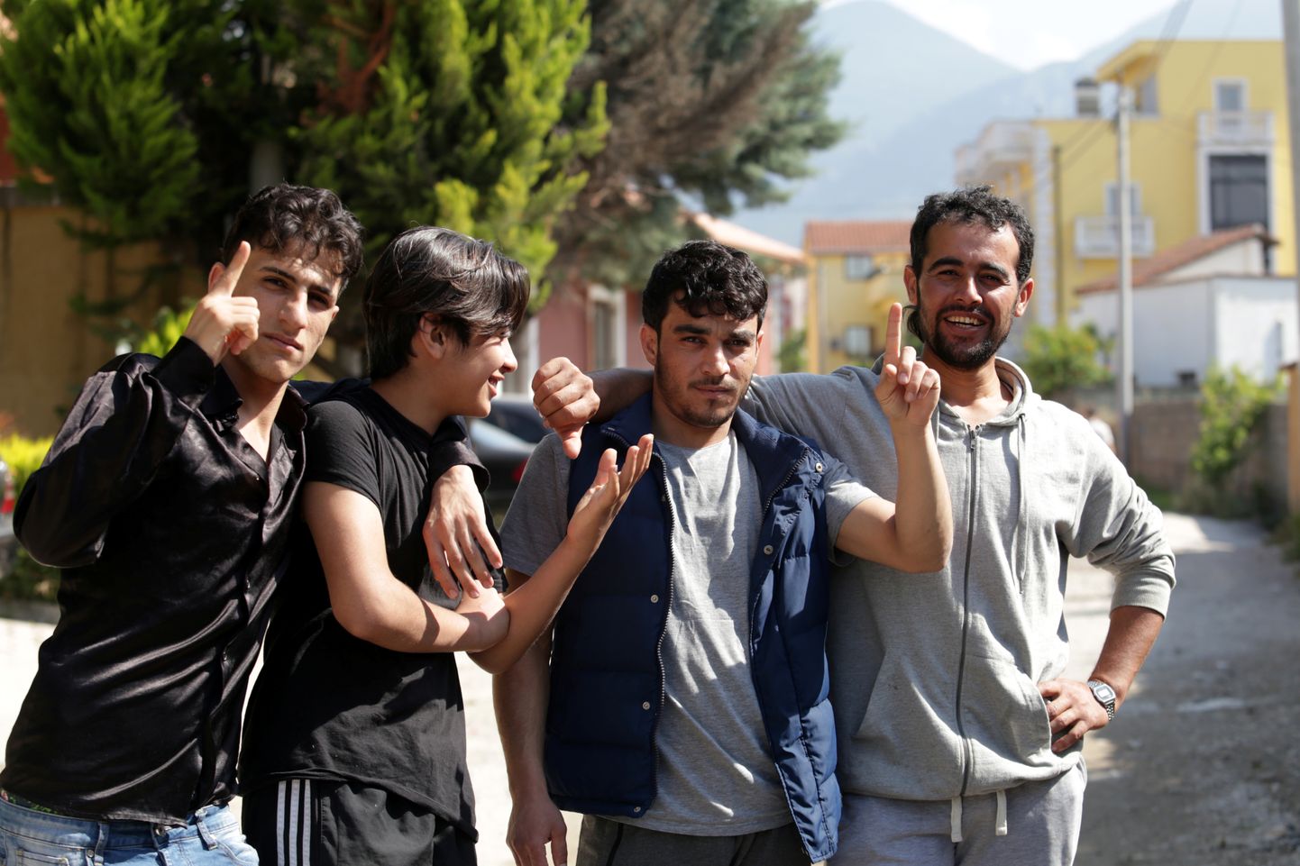 Süüria põgenikud asüülitaotlejate vastuvõtukeskuse ees Tiranas juuni alguses.