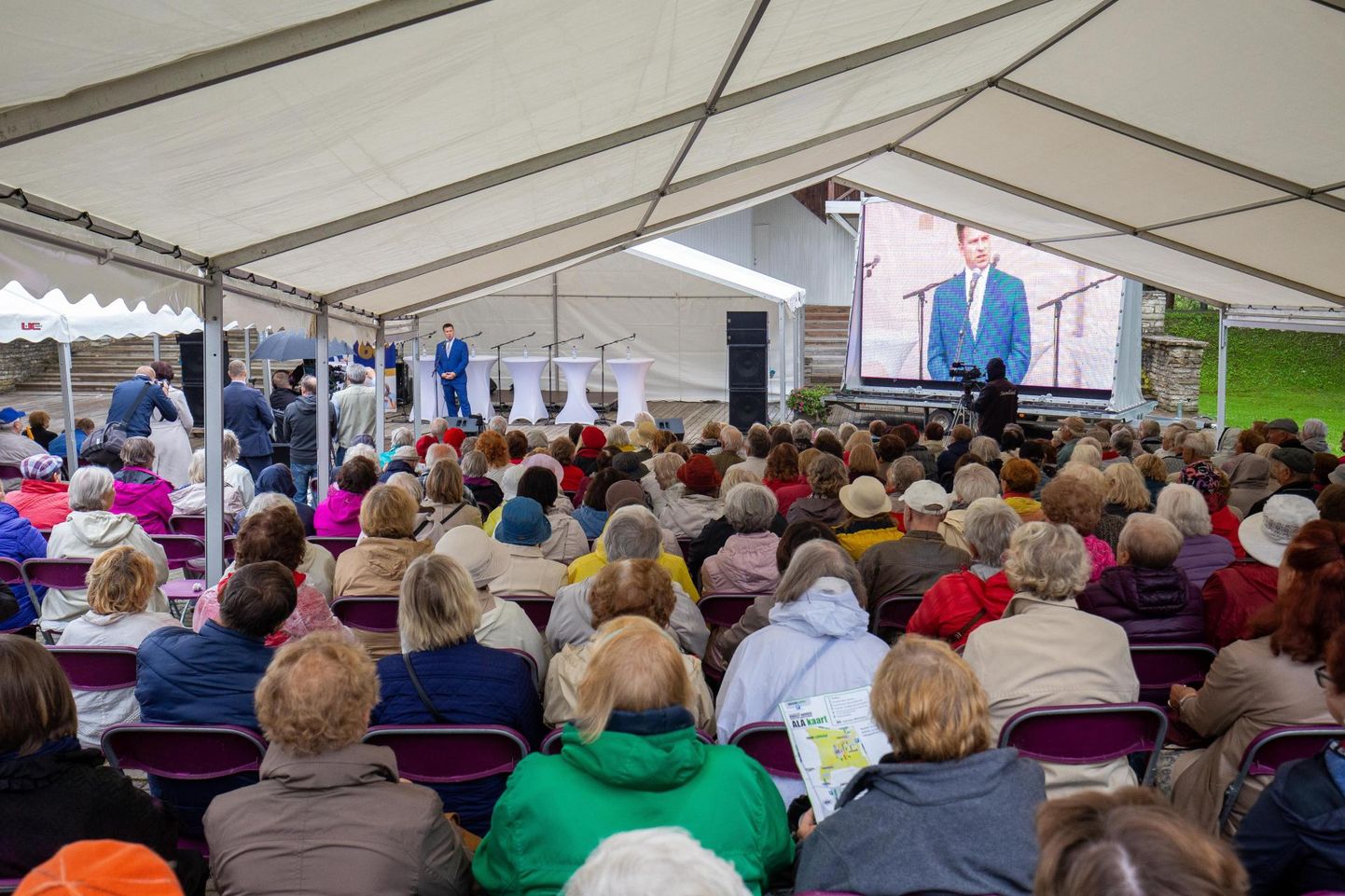 Möödunud aastal olnud festivalil «Hingelt noored» käis eakatega suhtlemas ka toonane peaminister Jüri Ratas.