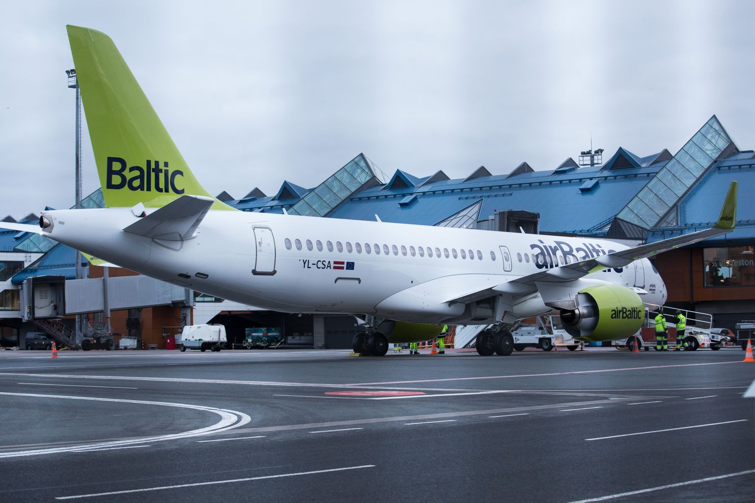 Самолет Air Baltic Bombardier CS300 в Таллиннском аэропорту.