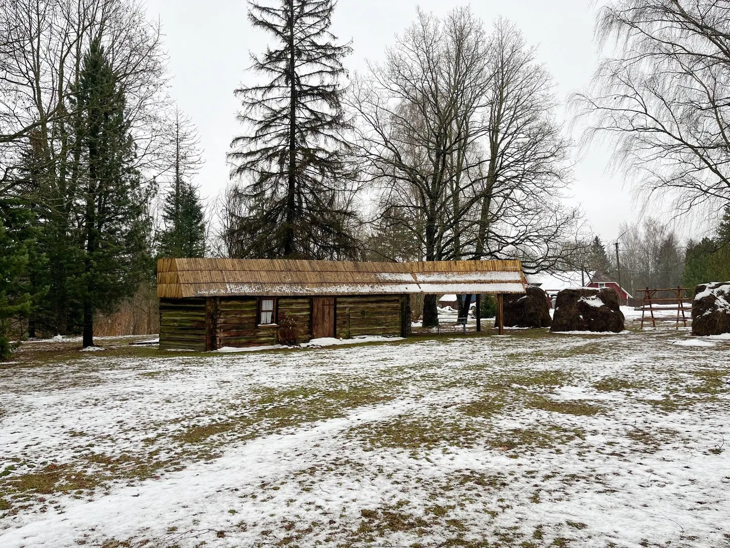 Suvisest rahvatantsuetendusest on Kitzbergi gümnaasiumi kõrval pargis alles taluõue imitatsioon. Sinna tuleb detsembriks Oruveere Võlumaa.