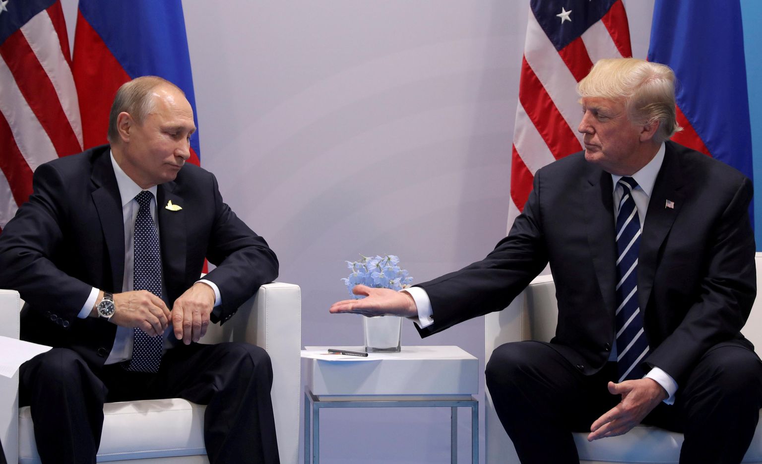 Donald Trumpi esimene kohtumine Vladimir Putiniga (vasakul) eelmisel suvel Hamburgis G-20 tippkohtumise.