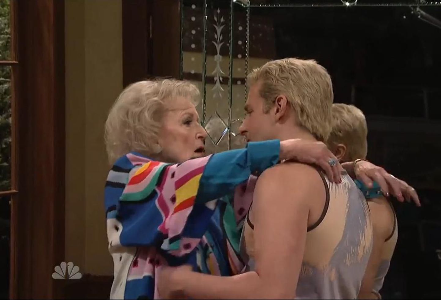 Betty White ja Bradley Cooper suudlesid kuumalt telesaates «Saturday Night Live»